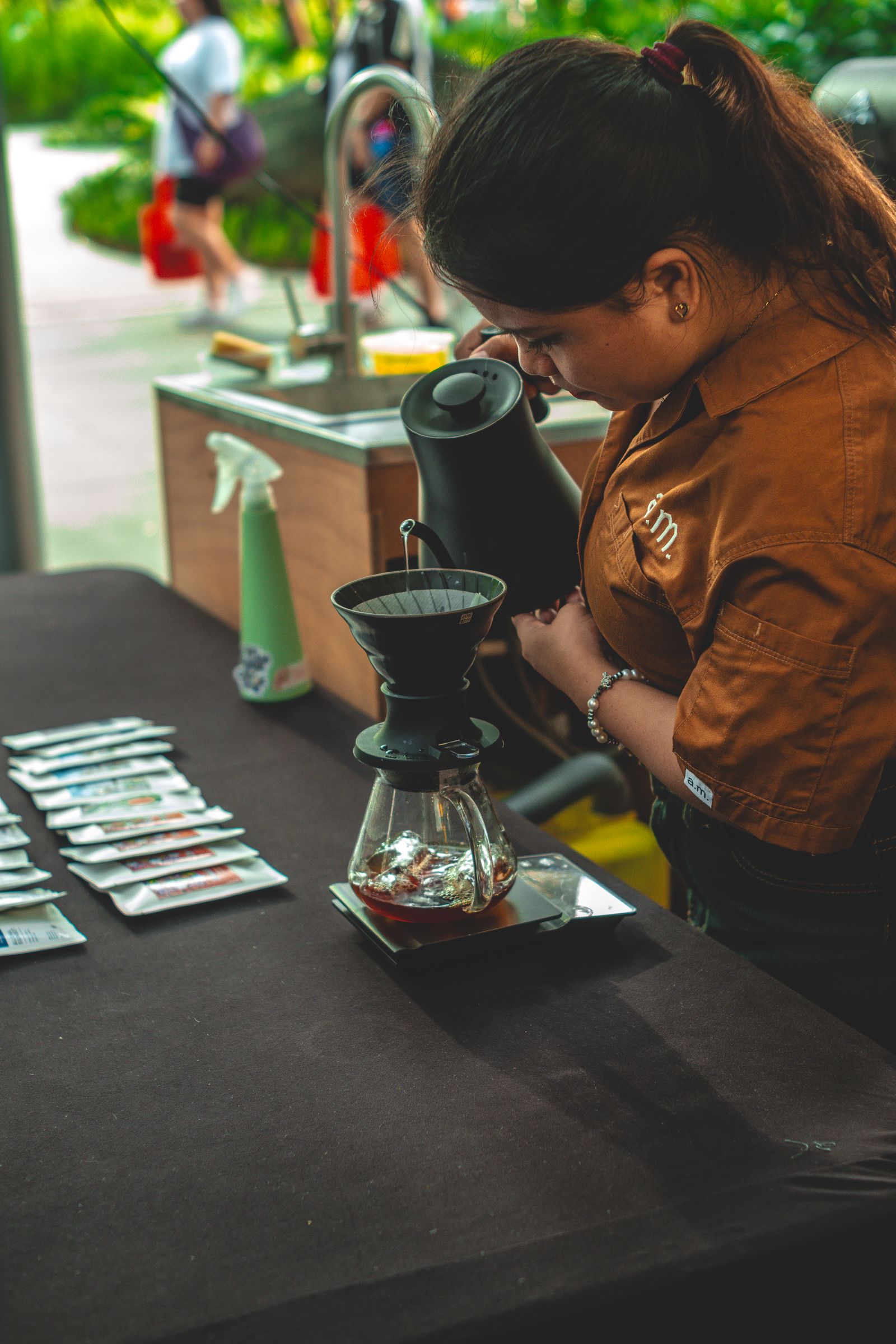 Barista preparando café en una activación