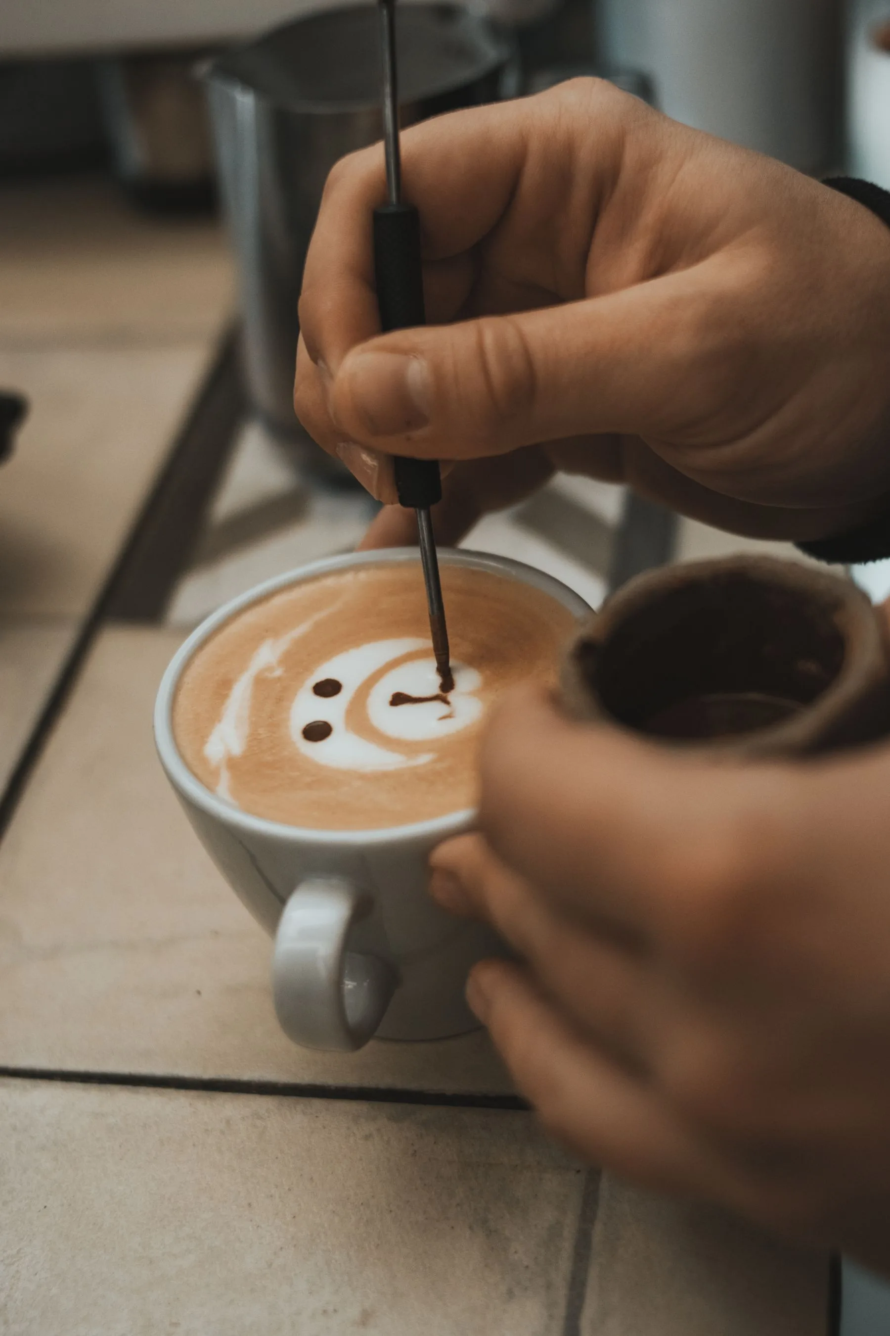 Barista creando latte art